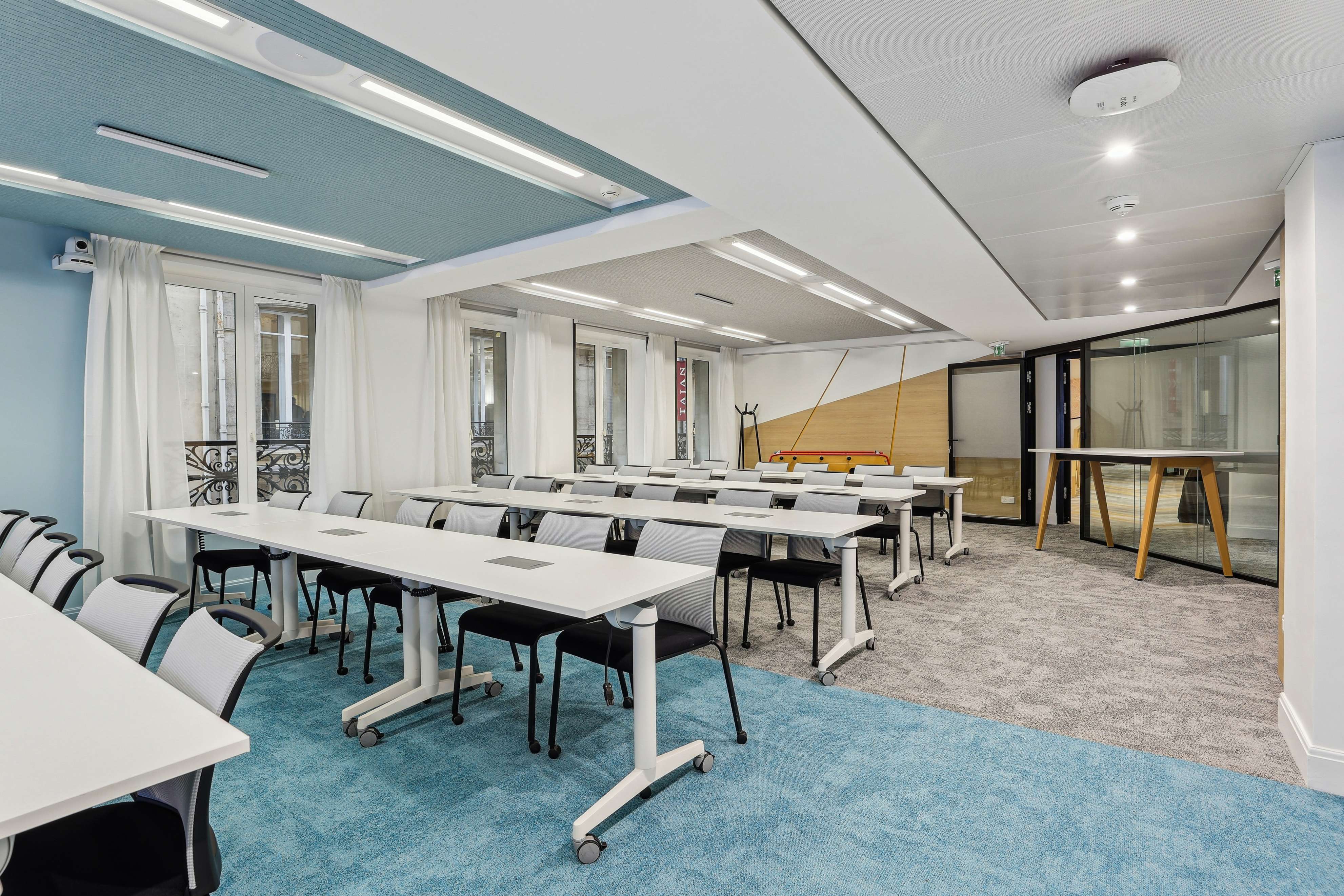 AKAMAI - blue great conference room